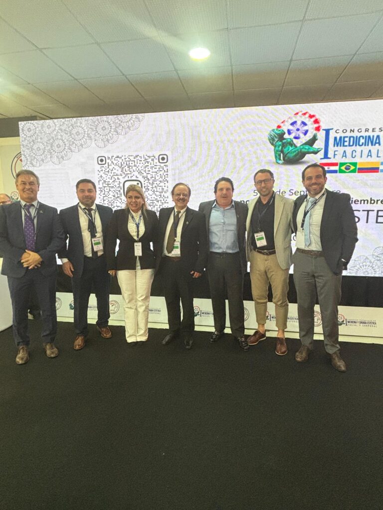Imagemdo Dr Gabriel Zorron, cirurgião plástico da face, com colegas no congresso paraguaio de cirurgia estética.