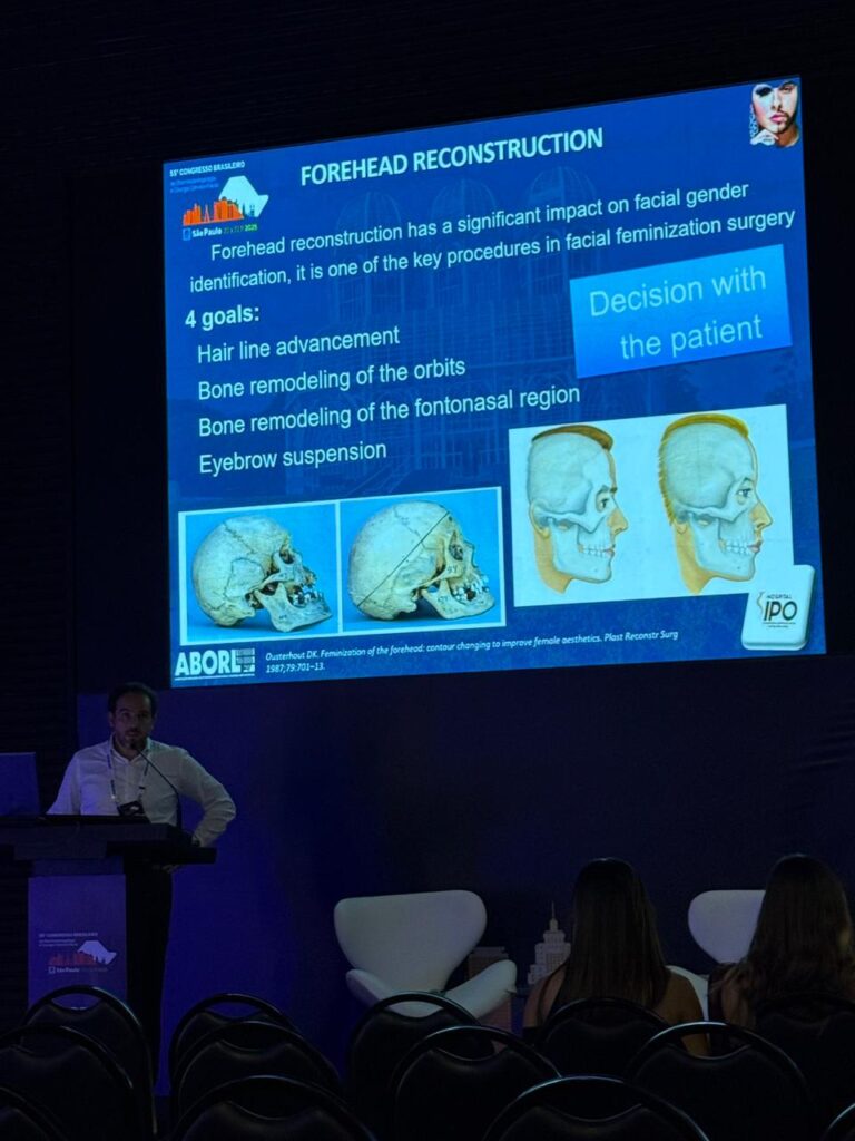 Dr Gabriel Zorron, cirurgião especialista em rinoplastia e cirurgias da face, dando palestra em congresso nacional.