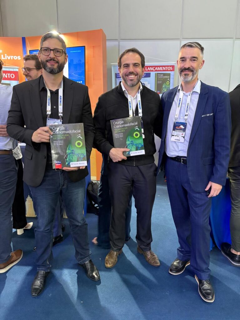 Dr Gabriel Zorron cirurgião especialista em face ao lado dos colegas, no lançamento do livro que participa como co-autor.