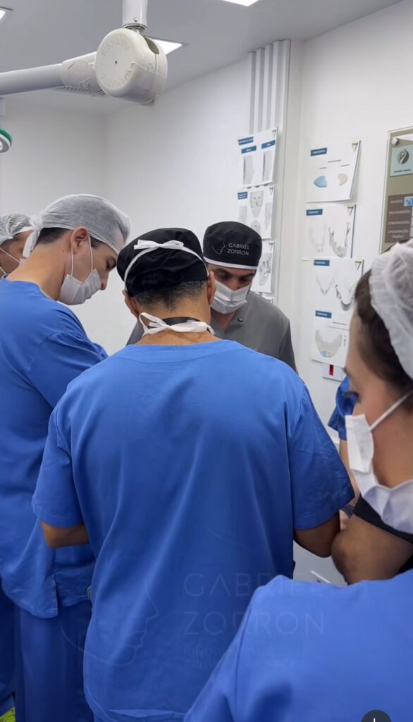 Dr Gabriel Zorron referência em cirurgia da face conversando com médicos das Kardashian
