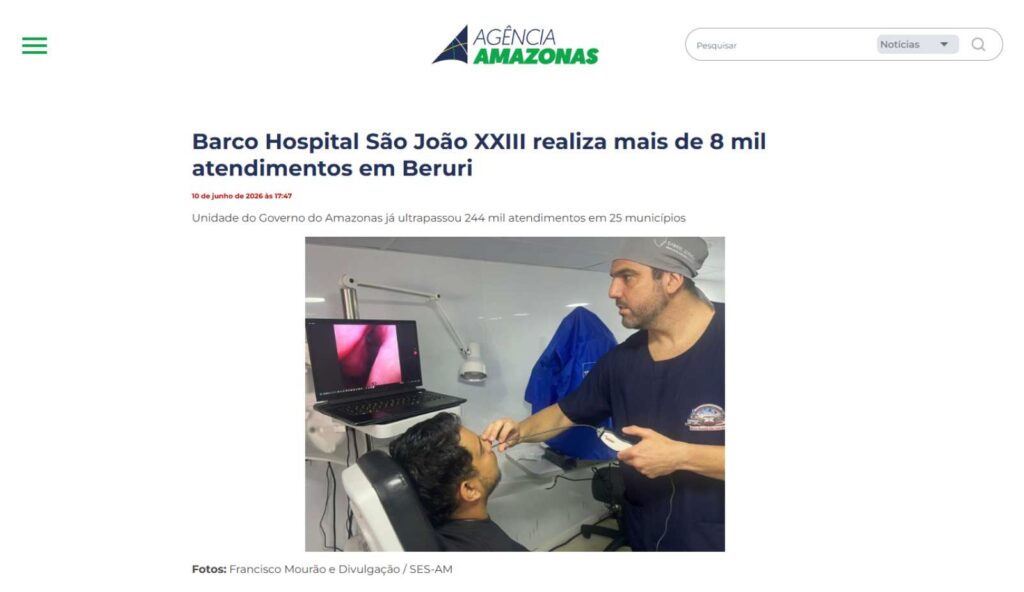 Imagem do Dr Gabriel Zorron, otorrino e cirurgião especialista em plástica da face, atendendo a paciente no Barco Hospital. Imagem divulgada no portal de notícias do Amazonas.
