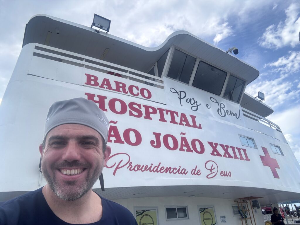 Dr Gabriel no Barco Hospital